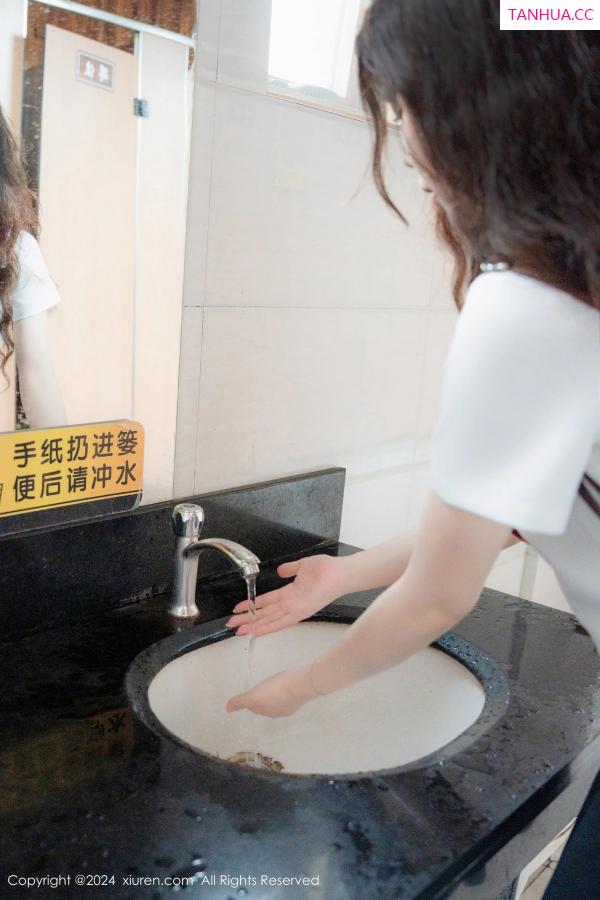   [XiuRen]高清写真图 2024.08.01 No.8948 拍黄瓜girl 制服美腿第36张图片